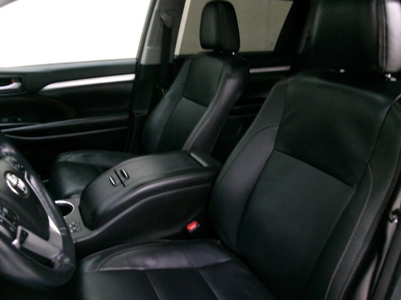 Used 2018 Toyota Highlander XLE image 18