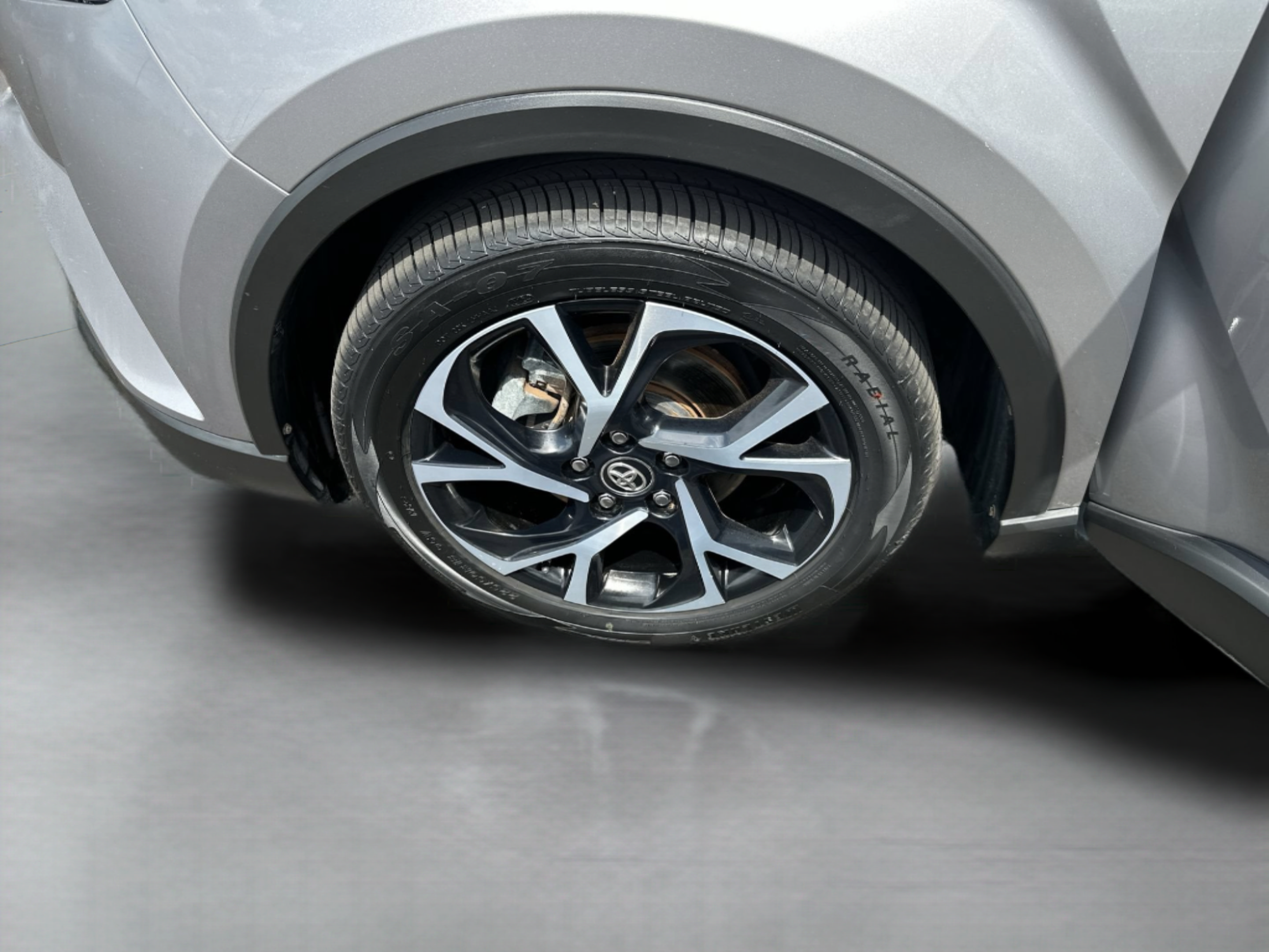 Used 2018 Toyota C-HR XLE FWD image 28