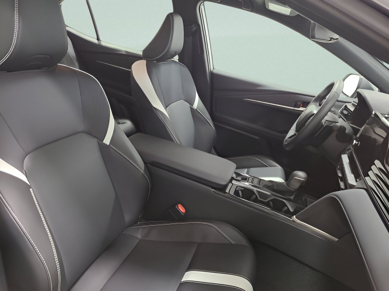 Used 2025 Toyota Camry SE FWD image 13