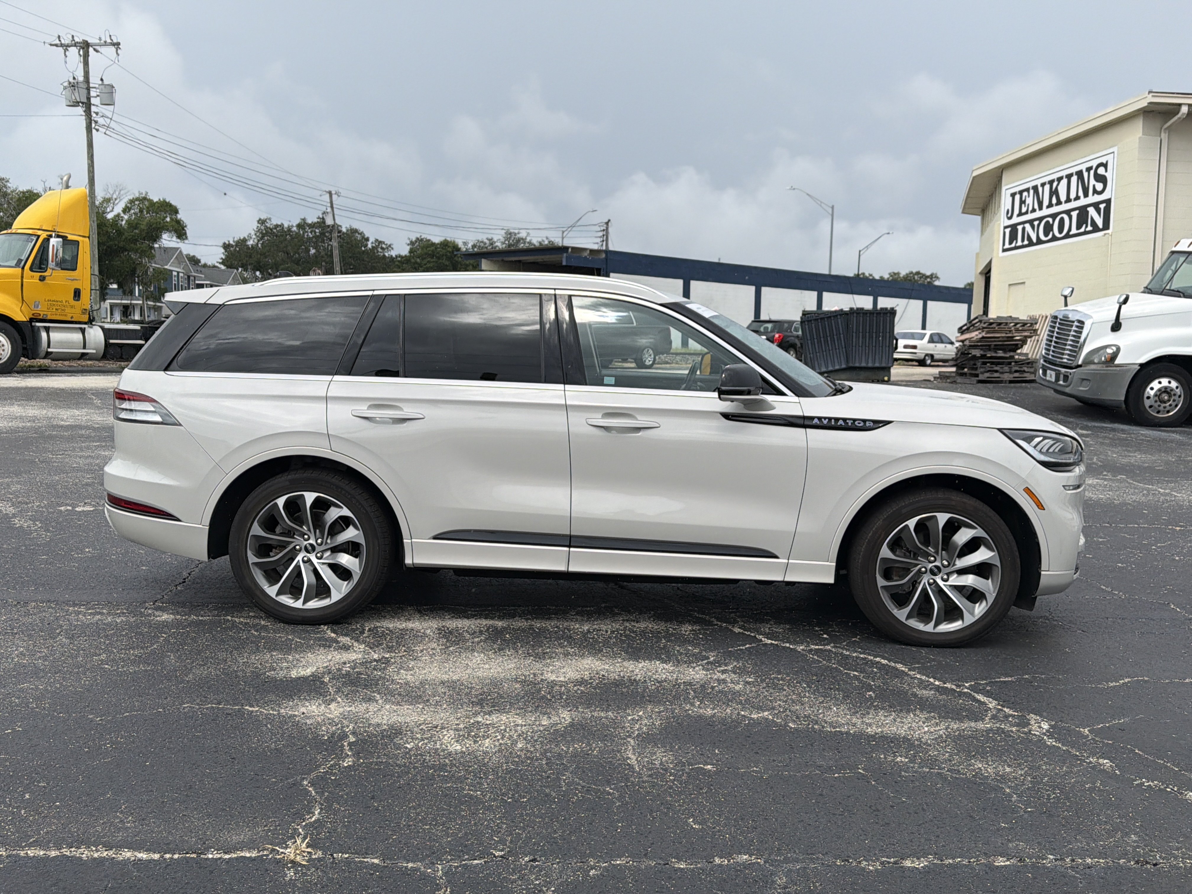Used 2021 Lincoln Aviator Grand Touring AWD/4WD image 2