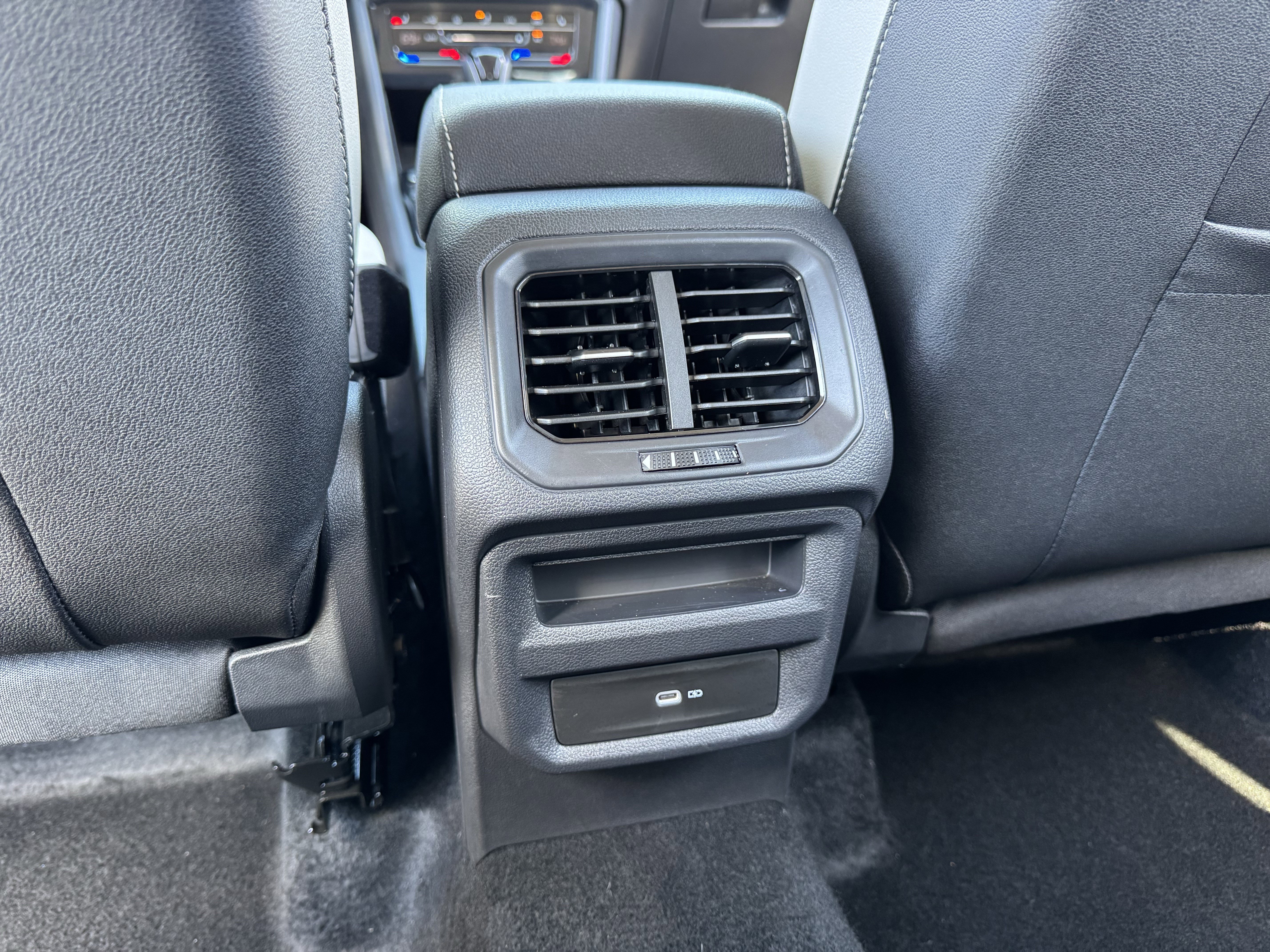 Used 2025 Volkswagen Taos SE image 33