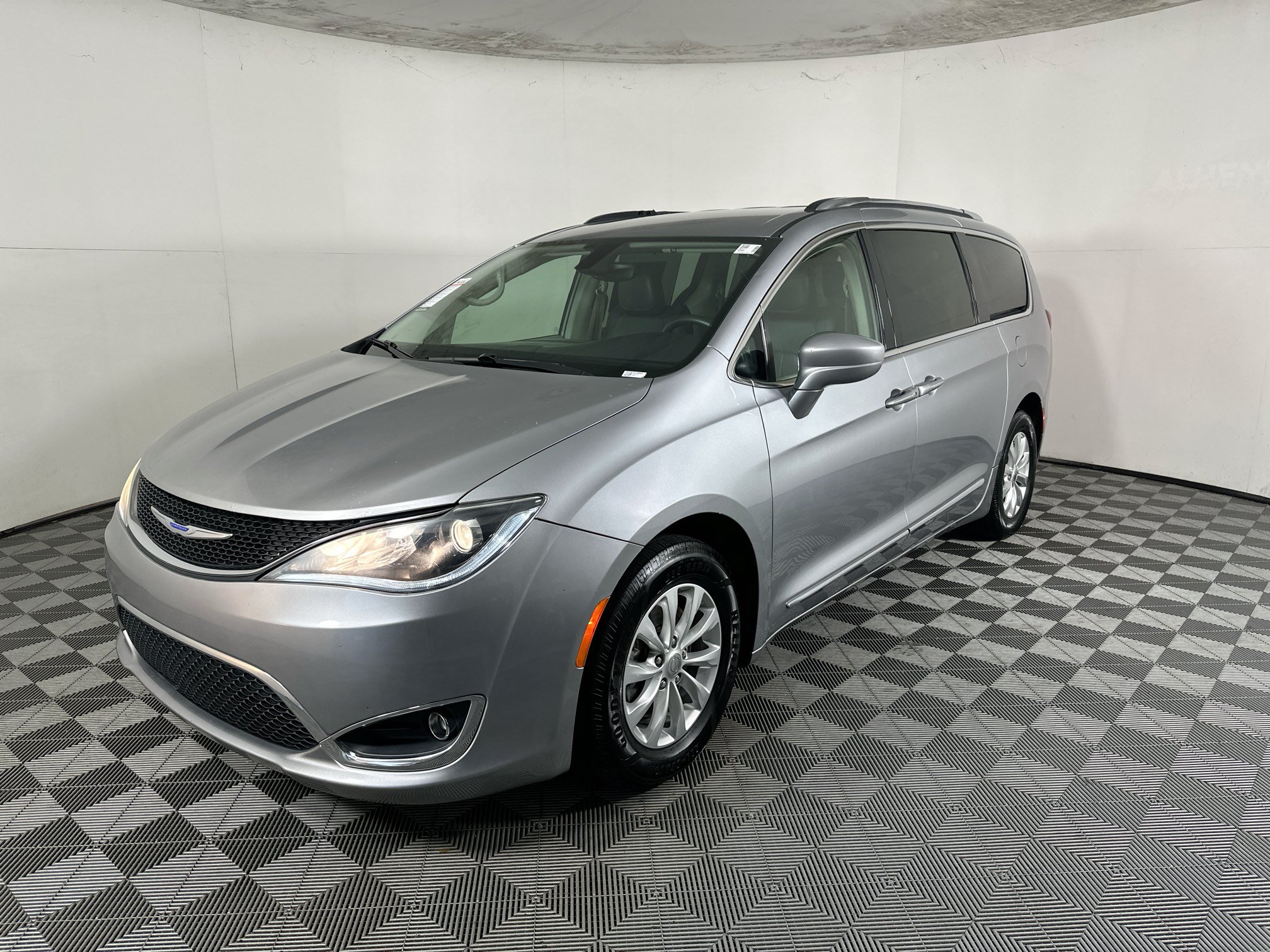Used 2019 Chrysler Pacifica Touring-L FWD image 7