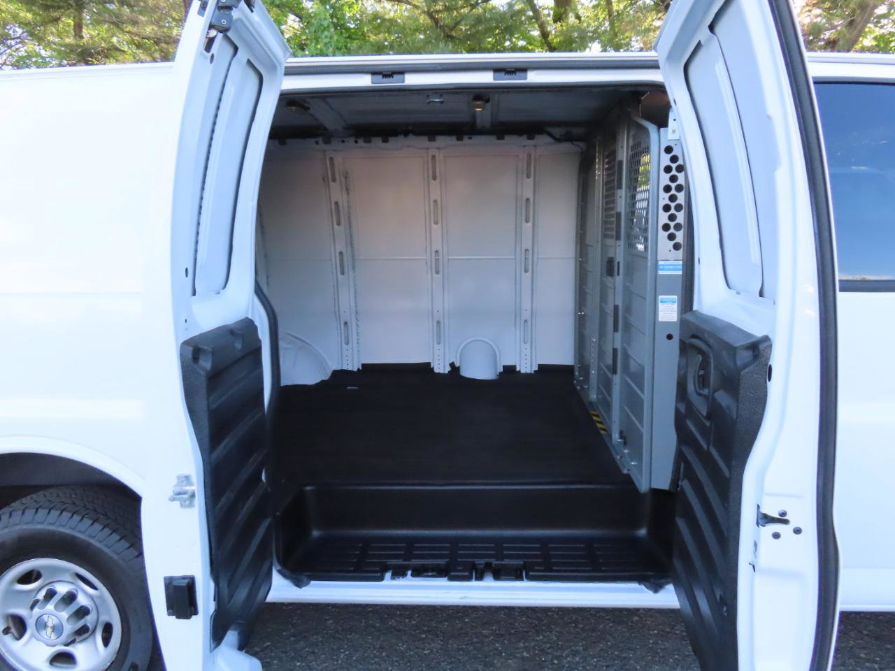 Used 2020 Chevrolet Express 2500 RWD image 12
