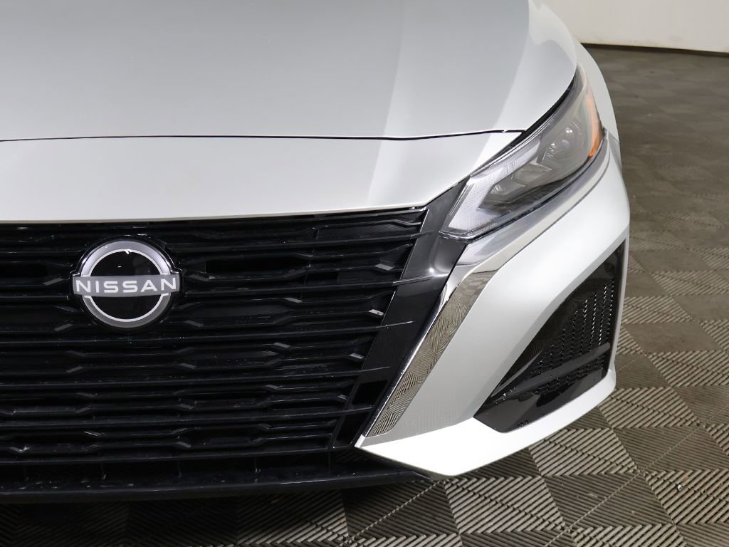 Used 2025 Nissan Altima 2.5 SV FWD image 10