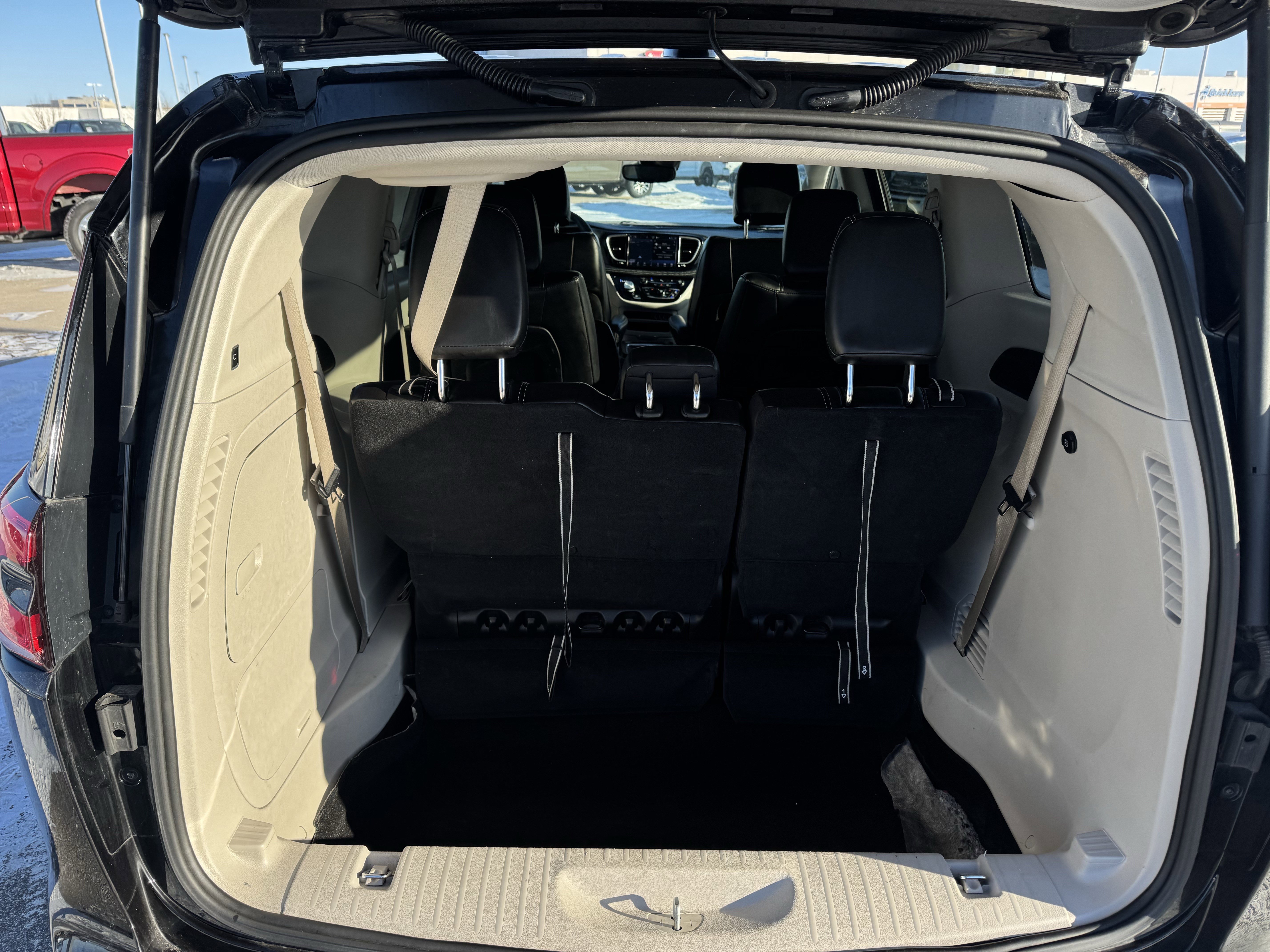 Used 2024 Chrysler Pacifica Select image 22