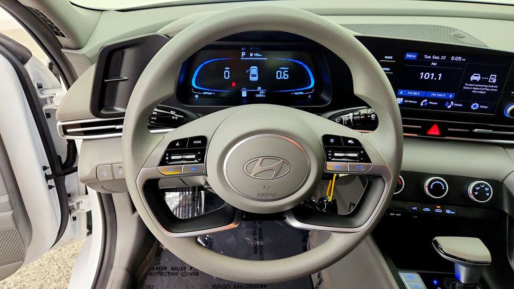 Used 2024 Hyundai Elantra SE FWD image 13