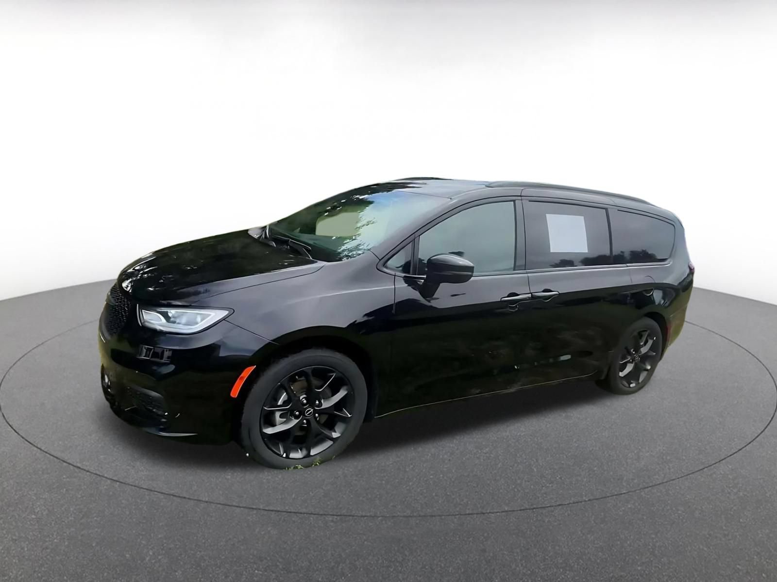 Used 2025 Chrysler Pacifica Limited FWD image 7