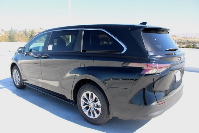 New 2026 Toyota Sienna LE FWD image 5