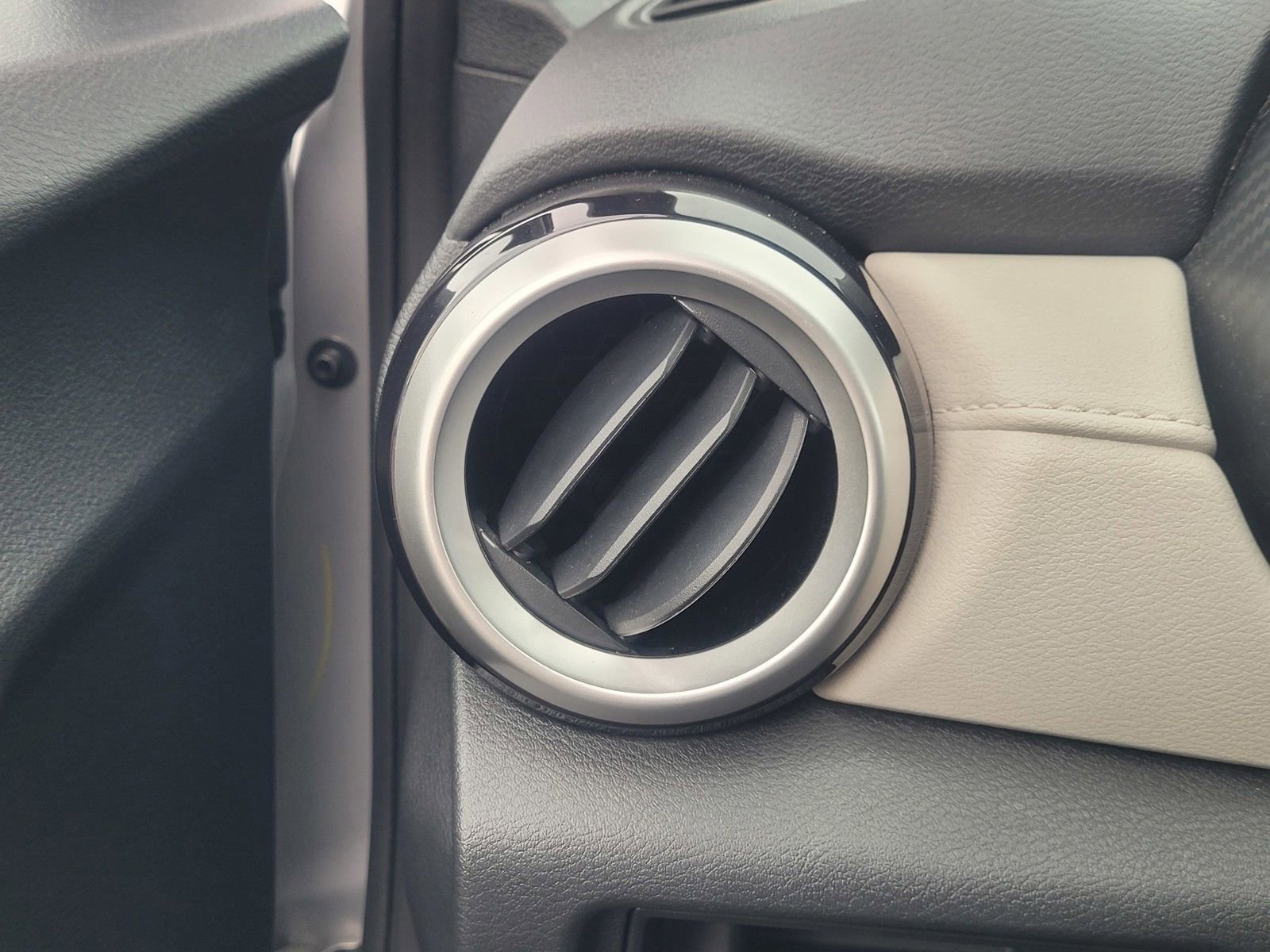 Used 2021 Nissan Versa SV image 27