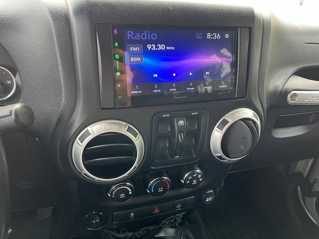 Used 2012 Jeep Wrangler Unlimited Rubicon w/ Connectivity Group image 9