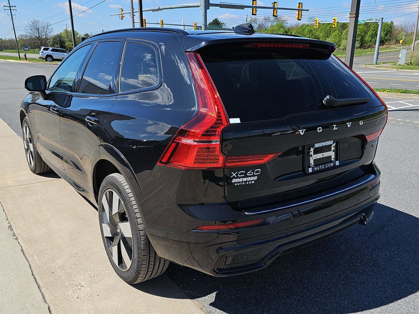 Used 2025 Volvo XC60 T8 Plus w/ Protection Package Premier image 4