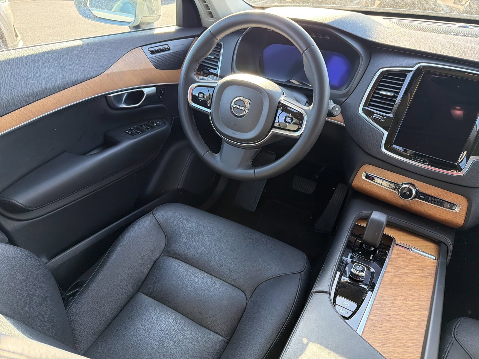 Used 2024 Volvo XC90 B6 Plus w/ Protection Package Premier AWD/4WD image 12