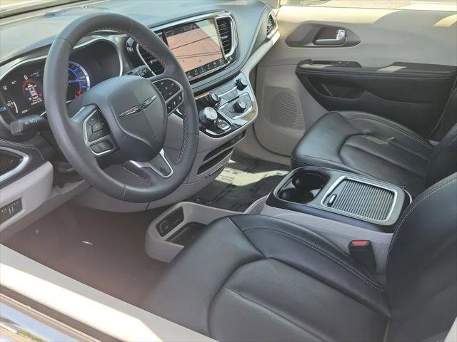Certified 2024 Chrysler Pacifica Limited FWD image 3