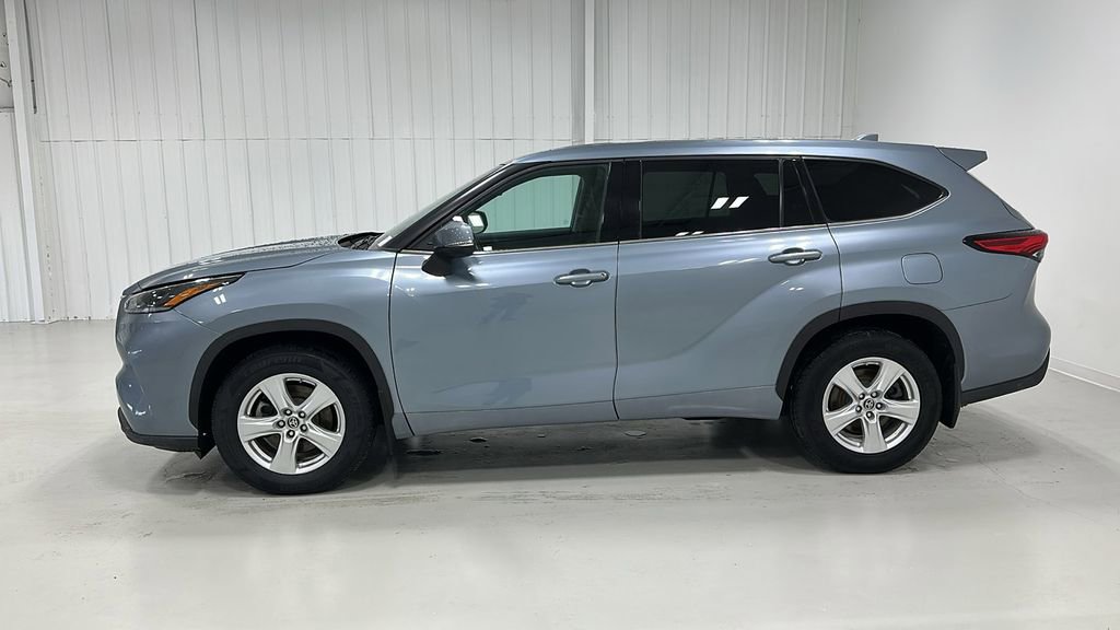 Used 2021 Toyota Highlander LE image 2