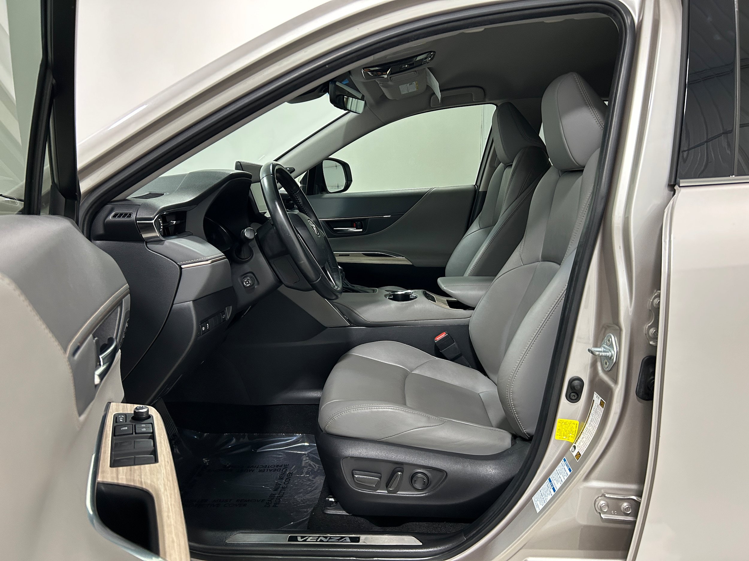 Used 2022 Toyota Venza XLE AWD/4WD image 4