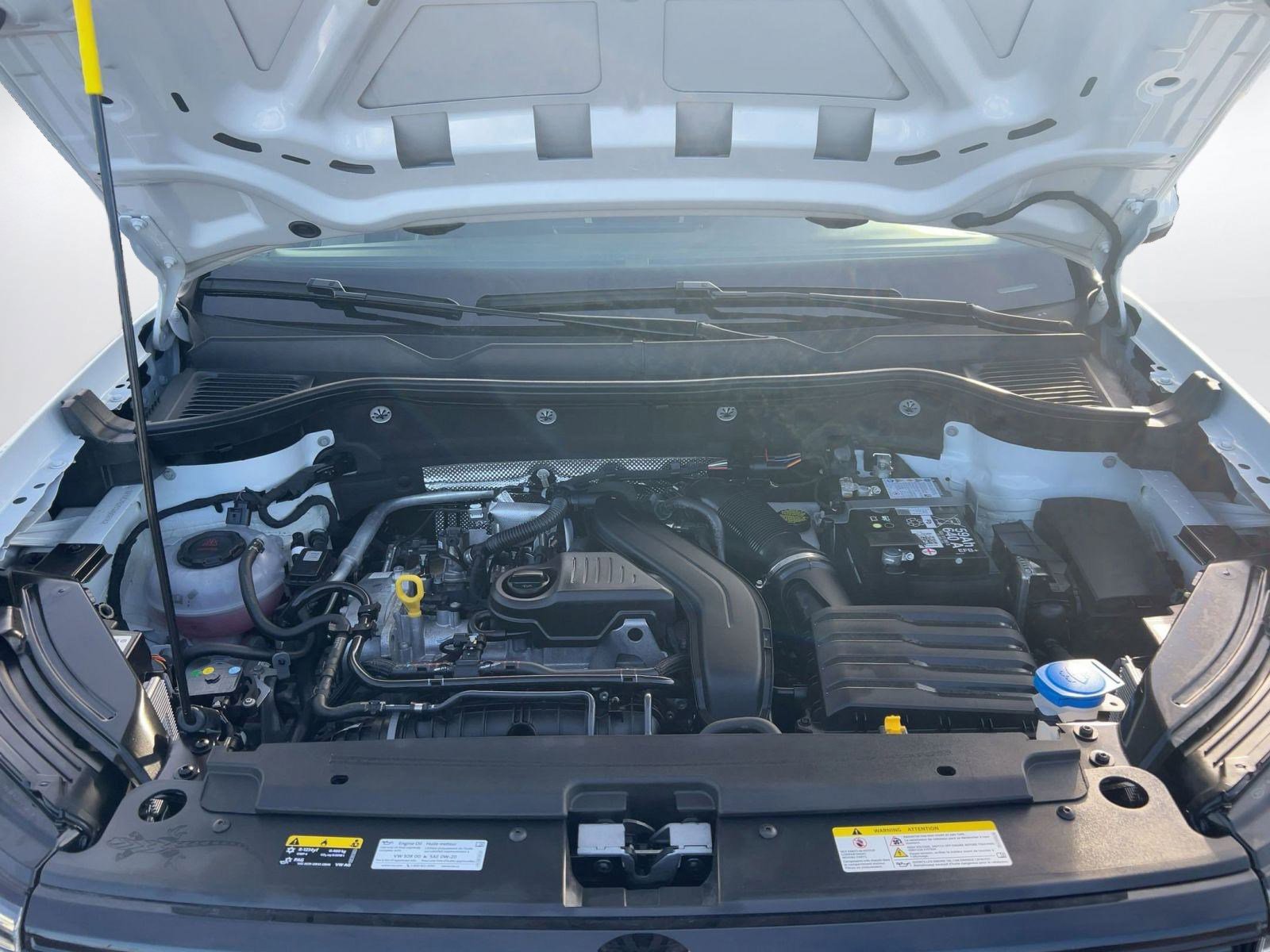 Certified 2025 Volkswagen Taos SE w/ Panoramic Sunroof Package AWD/4WD image 28