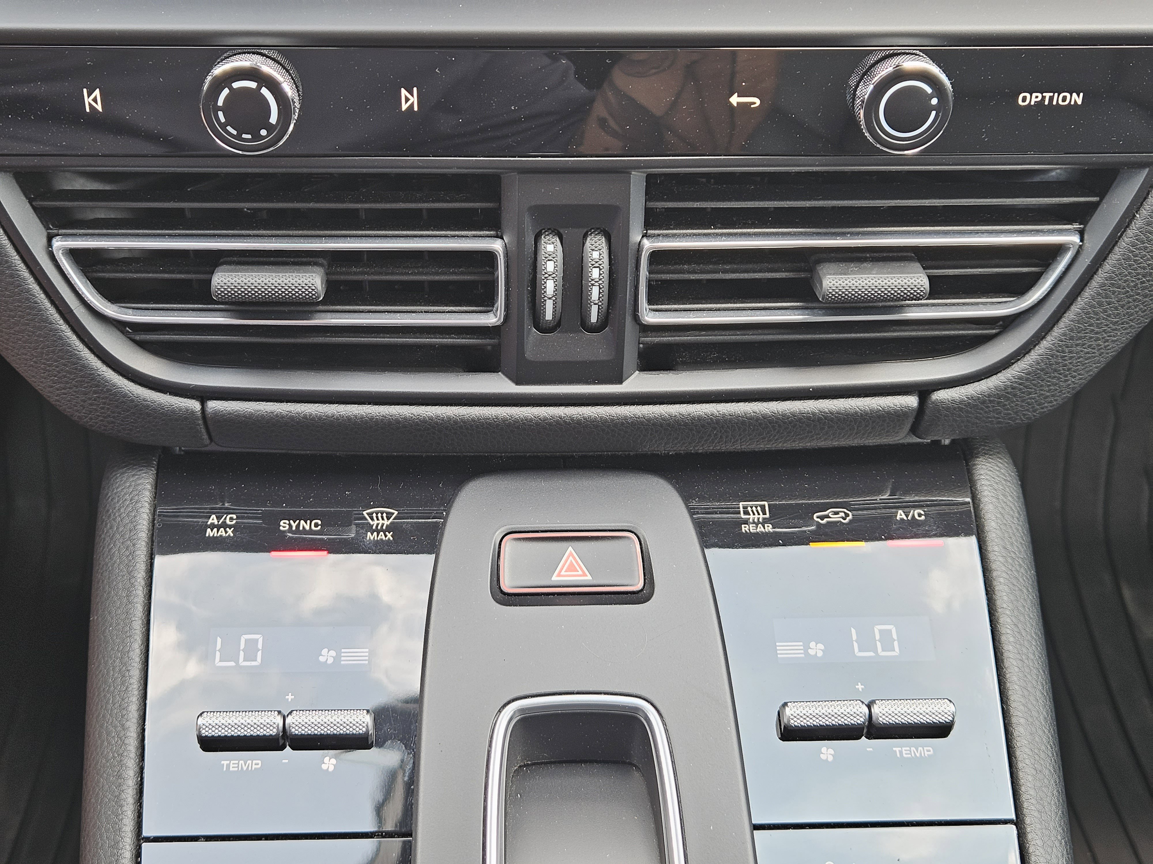 Certified 2022 Porsche Macan AWD/4WD image 19