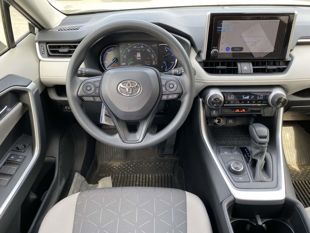 Used 2025 Toyota RAV4 XLE AWD/4WD image 4