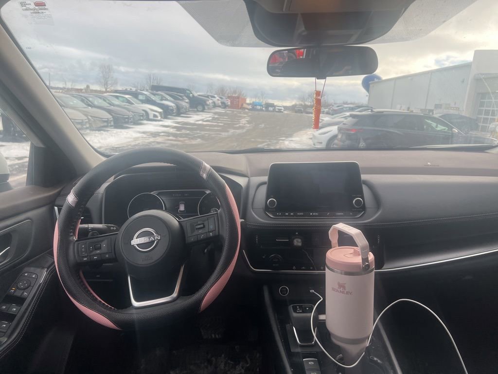 Used 2023 Nissan Rogue SV w/ SV Premium Package image 3