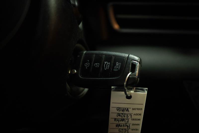 Used 2025 Hyundai Elantra SE FWD image 22