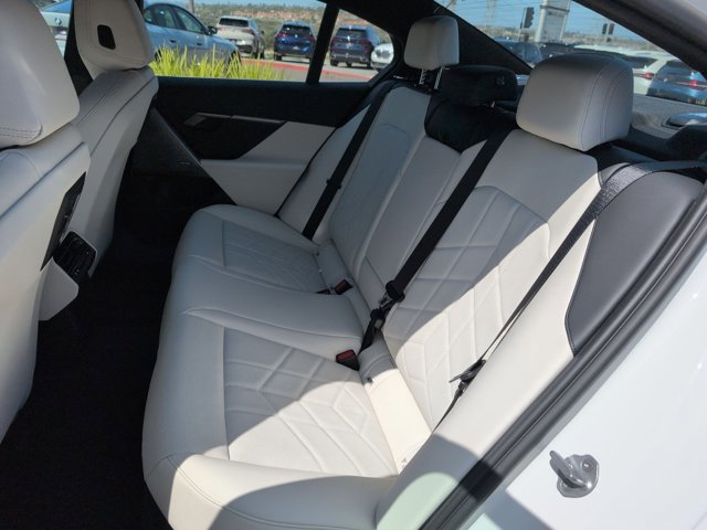 New 2026 BMW i5 eDrive40 w/ Premium Package image 15