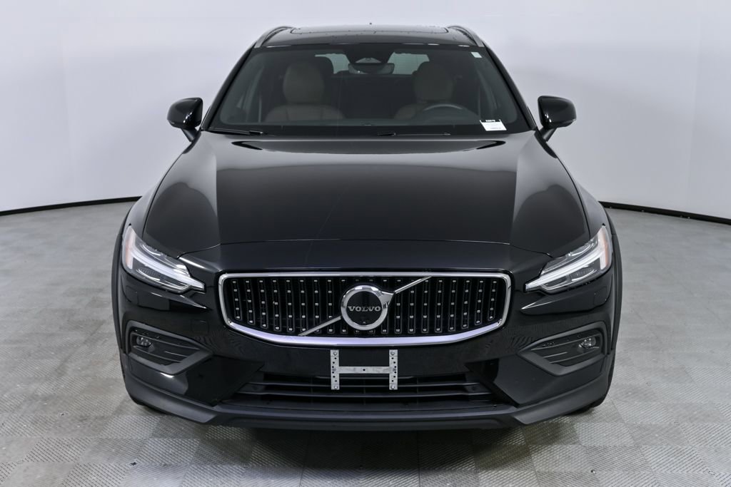 Certified 2025 Volvo V60 B5 Cross Country Plus image 36