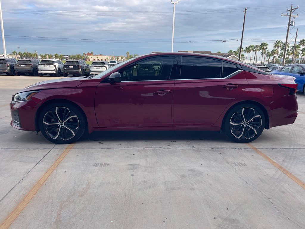 Used 2023 Nissan Altima 2.5 SR w/ SR Premium Package FWD image 2