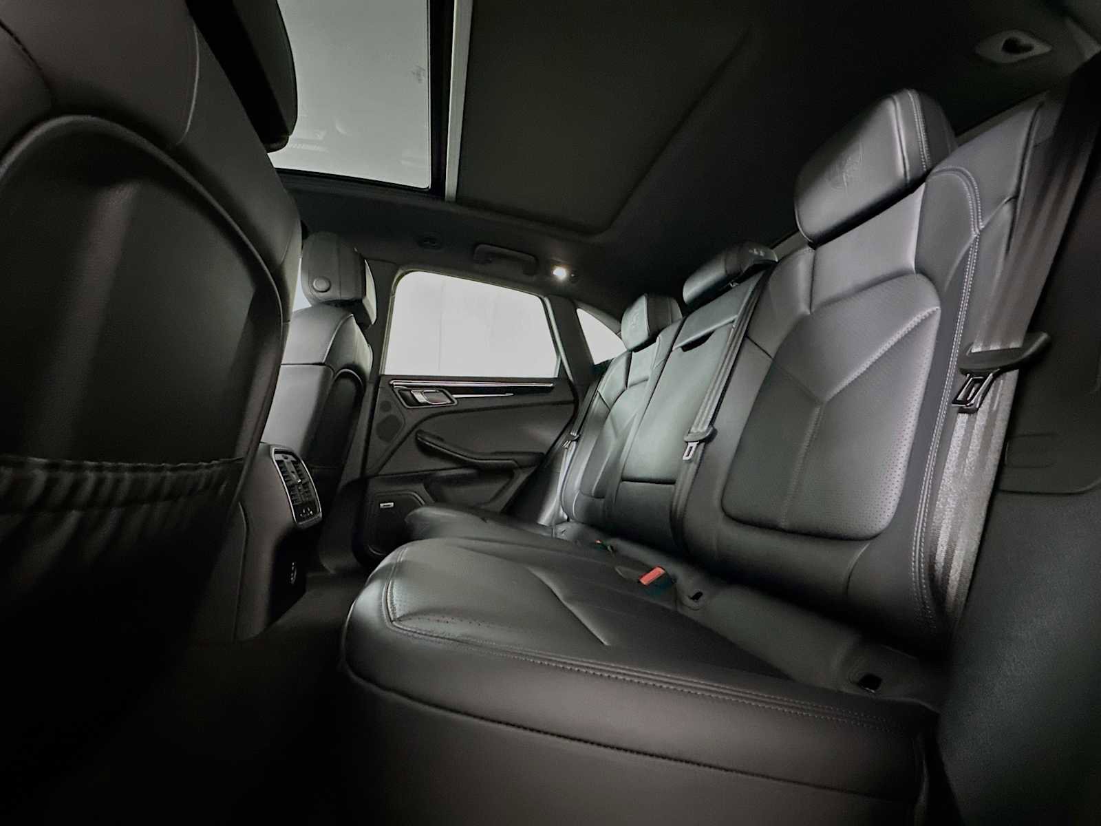 Certified 2025 Porsche Macan image 22