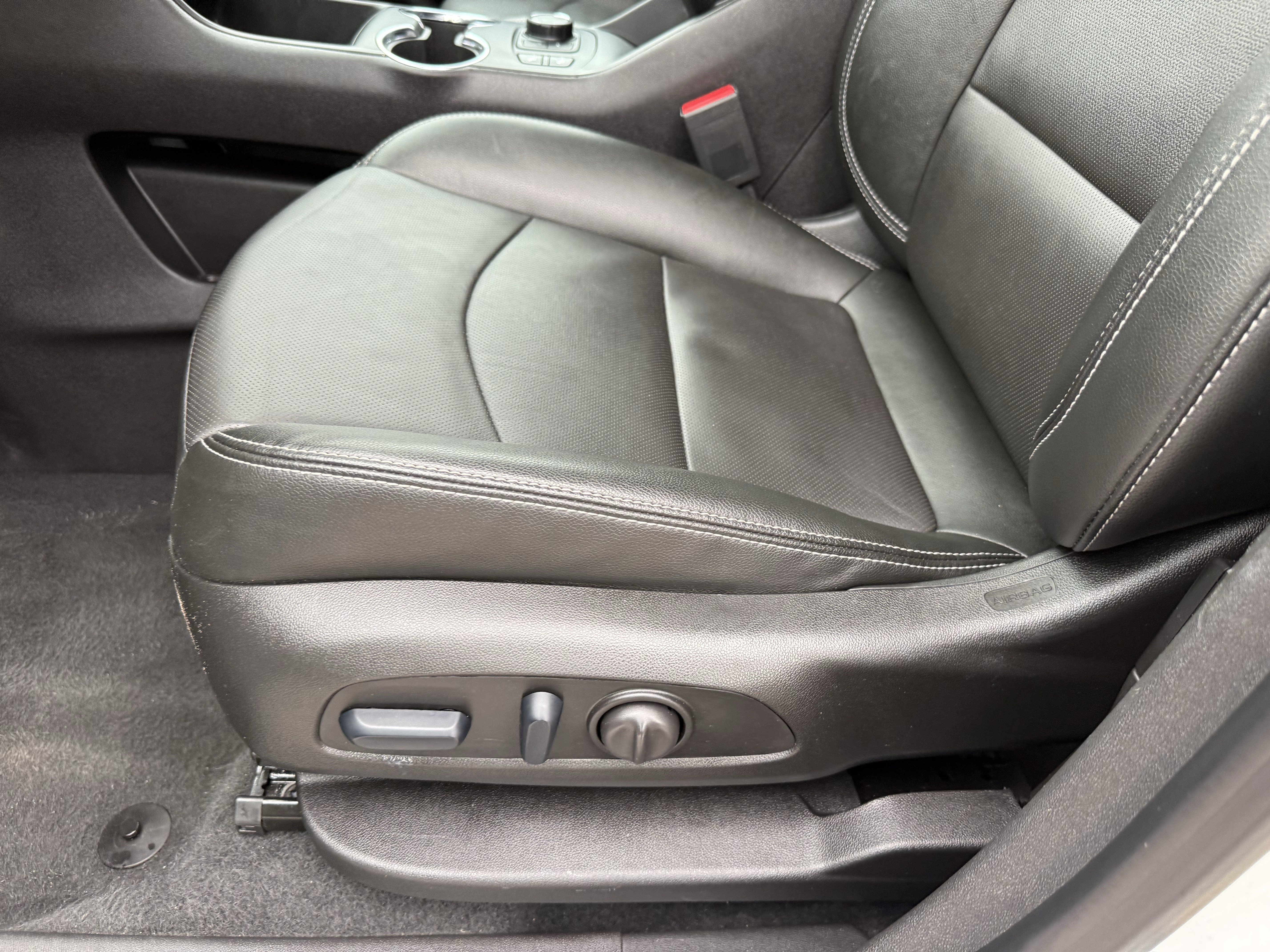 Used 2024 GMC Terrain SLT image 28