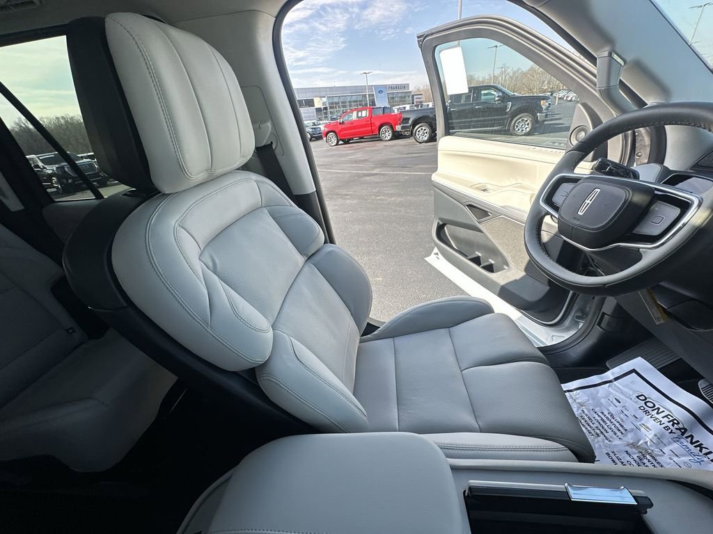 New 2026 Lincoln Navigator L Reserve AWD/4WD image 15