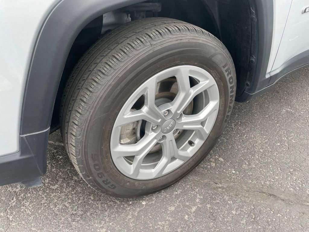 Used 2024 Jeep Compass Latitude image 3