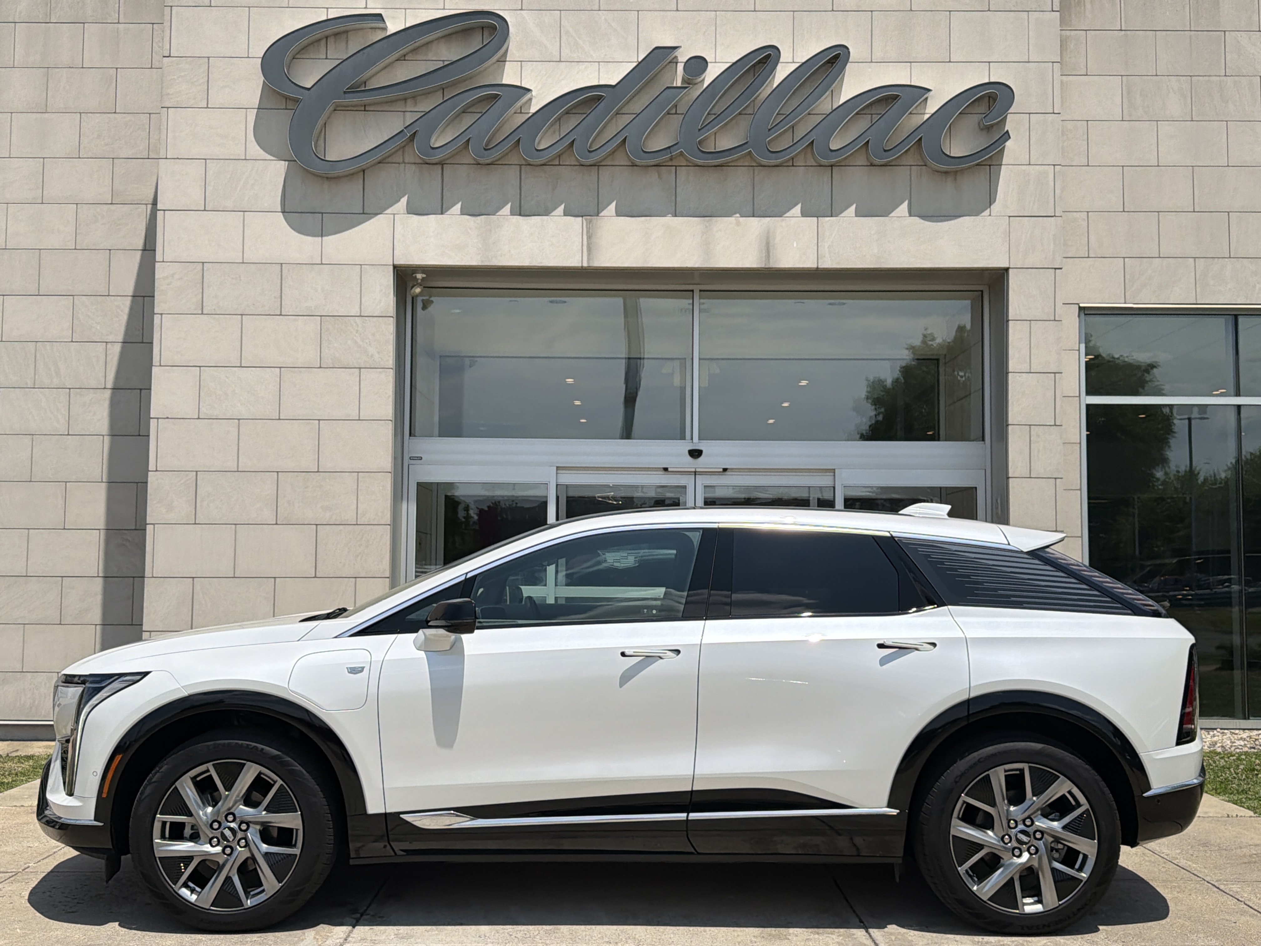 Used 2025 Cadillac Optiq Luxury 1 AWD/4WD image 10