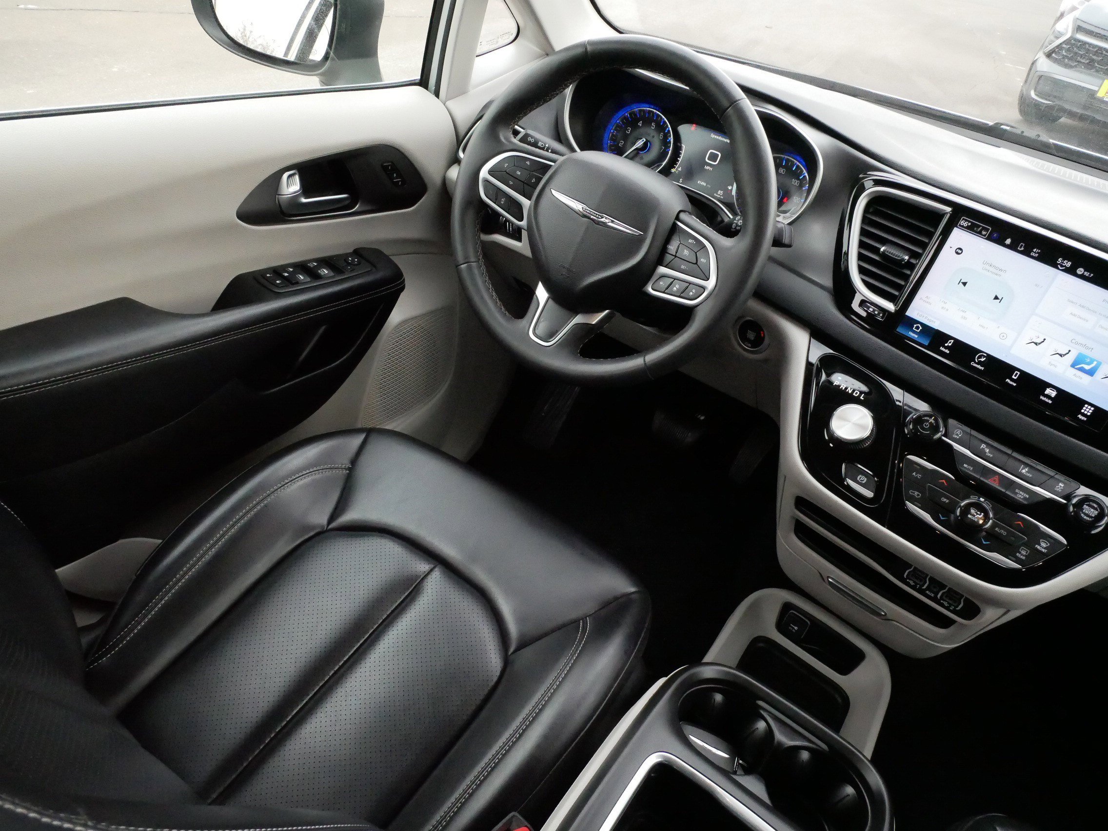 Used 2023 Chrysler Pacifica Touring-L image 9