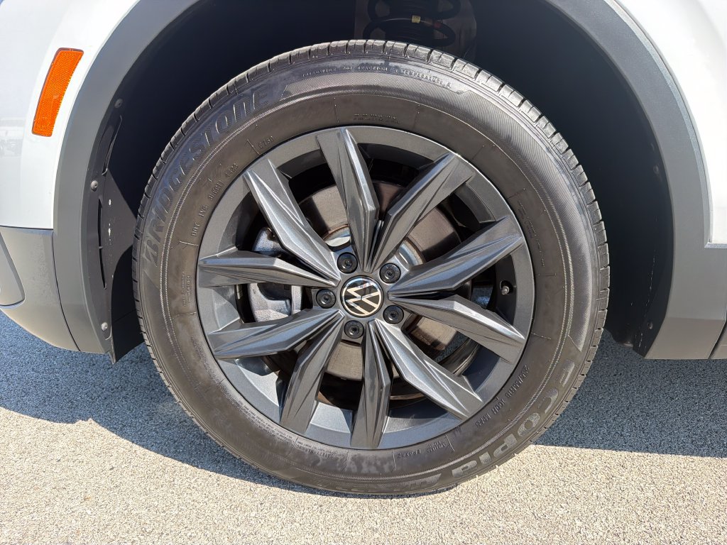 Used 2024 Volkswagen Tiguan SE AWD/4WD image 30