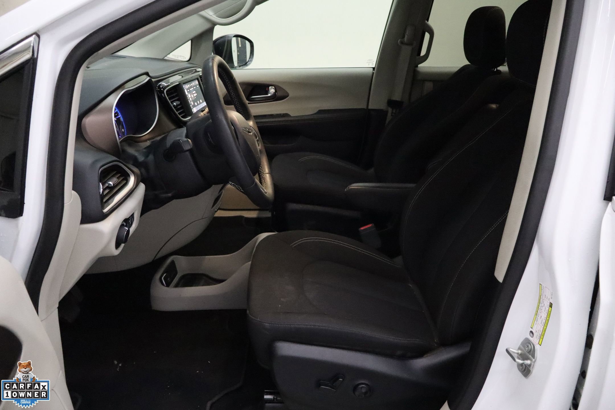 Used 2024 Chrysler Voyager LX image 14