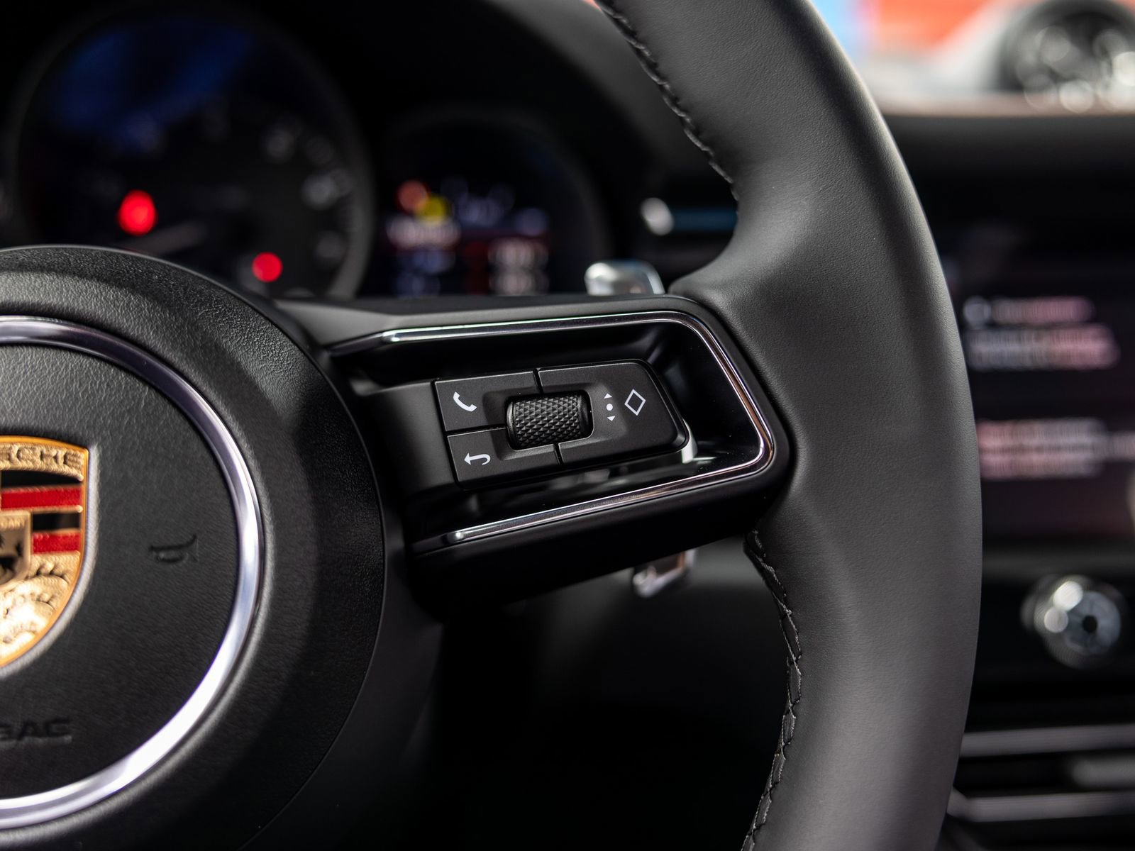 Certified 2025 Porsche Macan AWD/4WD image 31