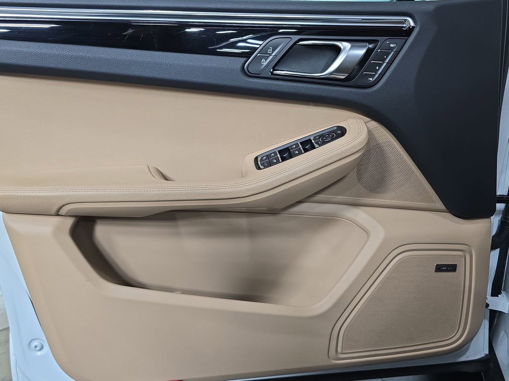 Certified 2025 Porsche Macan AWD/4WD image 22