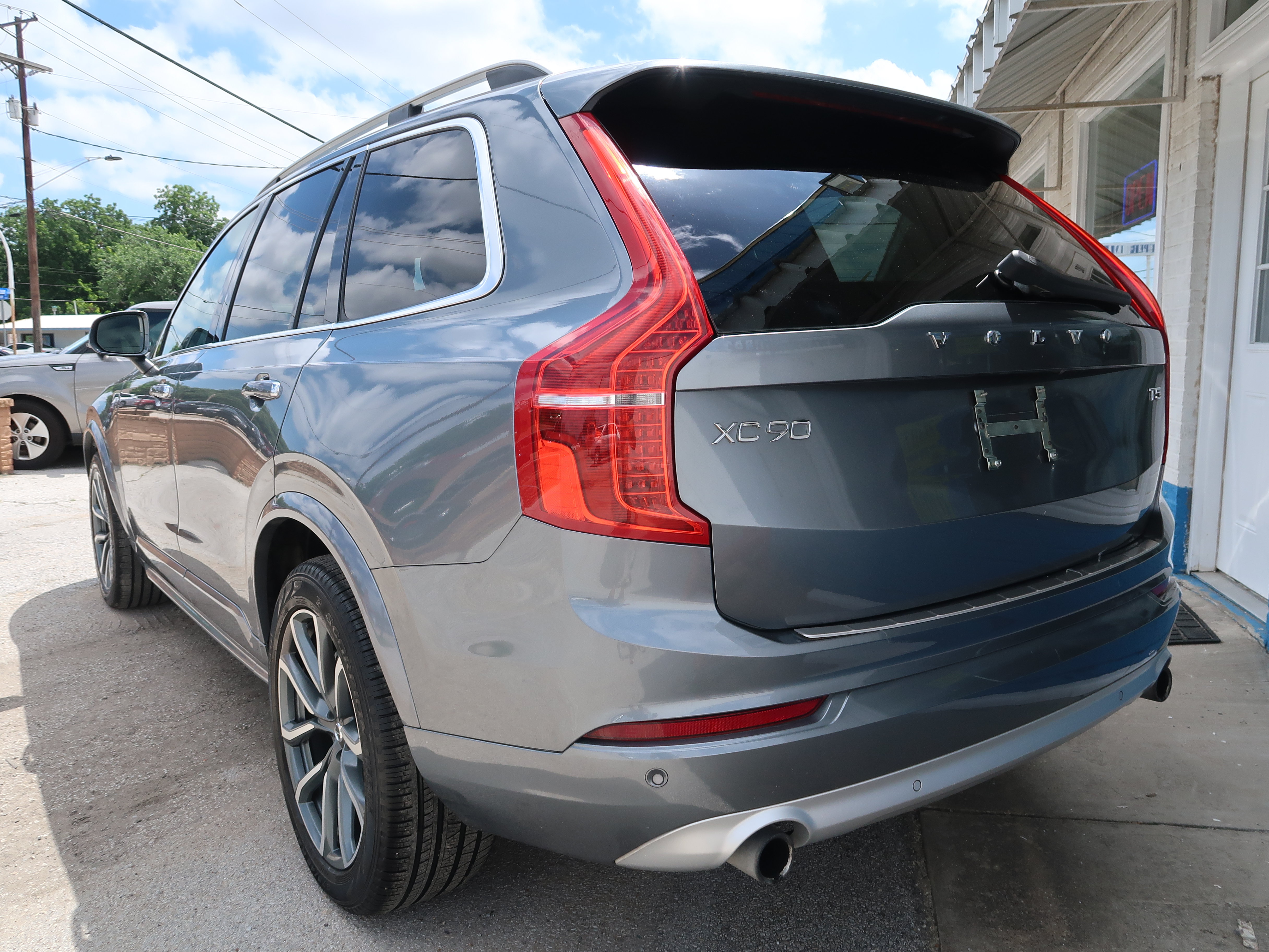 Used 2019 Volvo XC90 T5 Momentum w/ Protection Package Premier FWD image 7