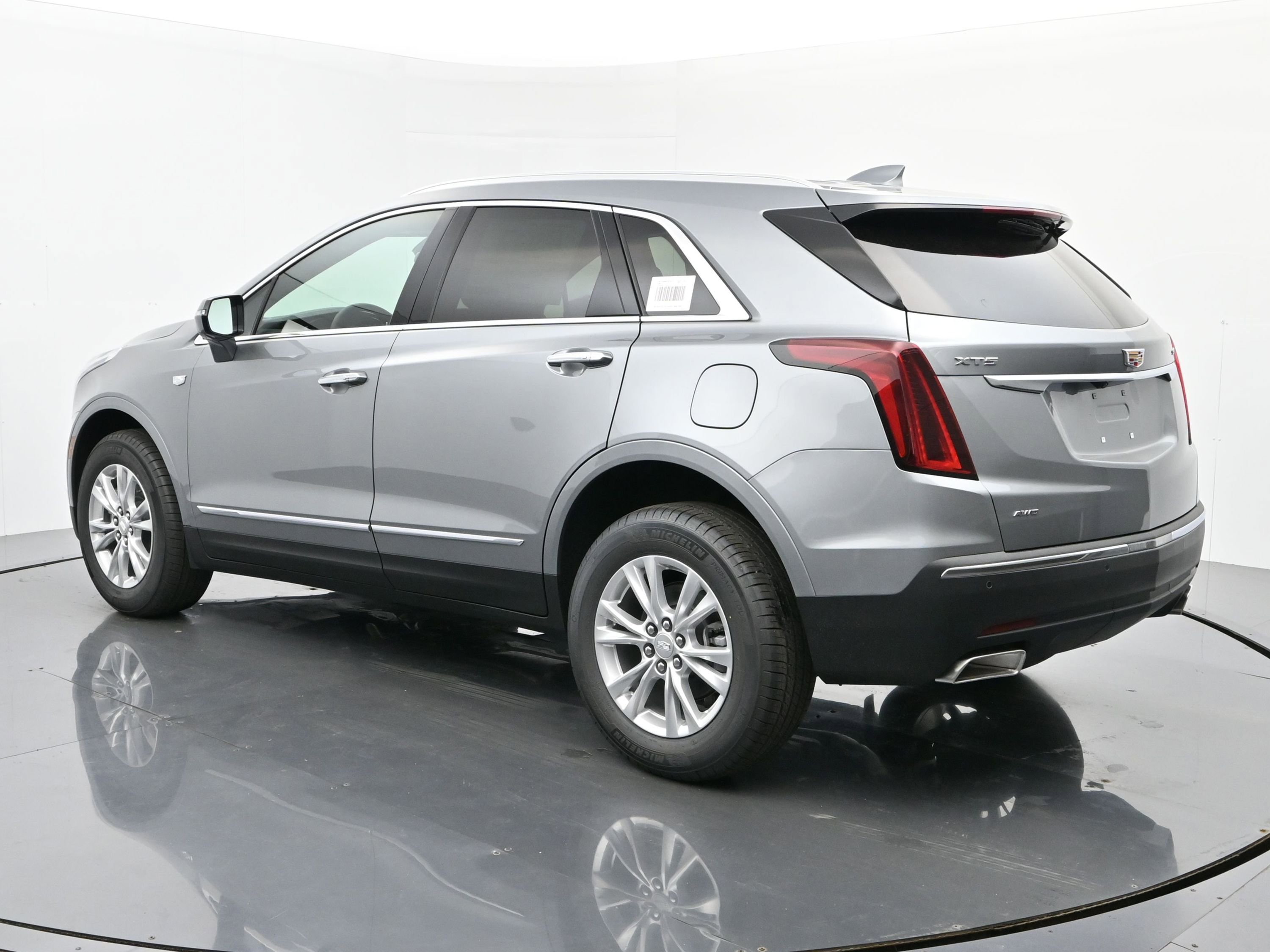 New 2025 Cadillac XT5 Luxury AWD/4WD image 3
