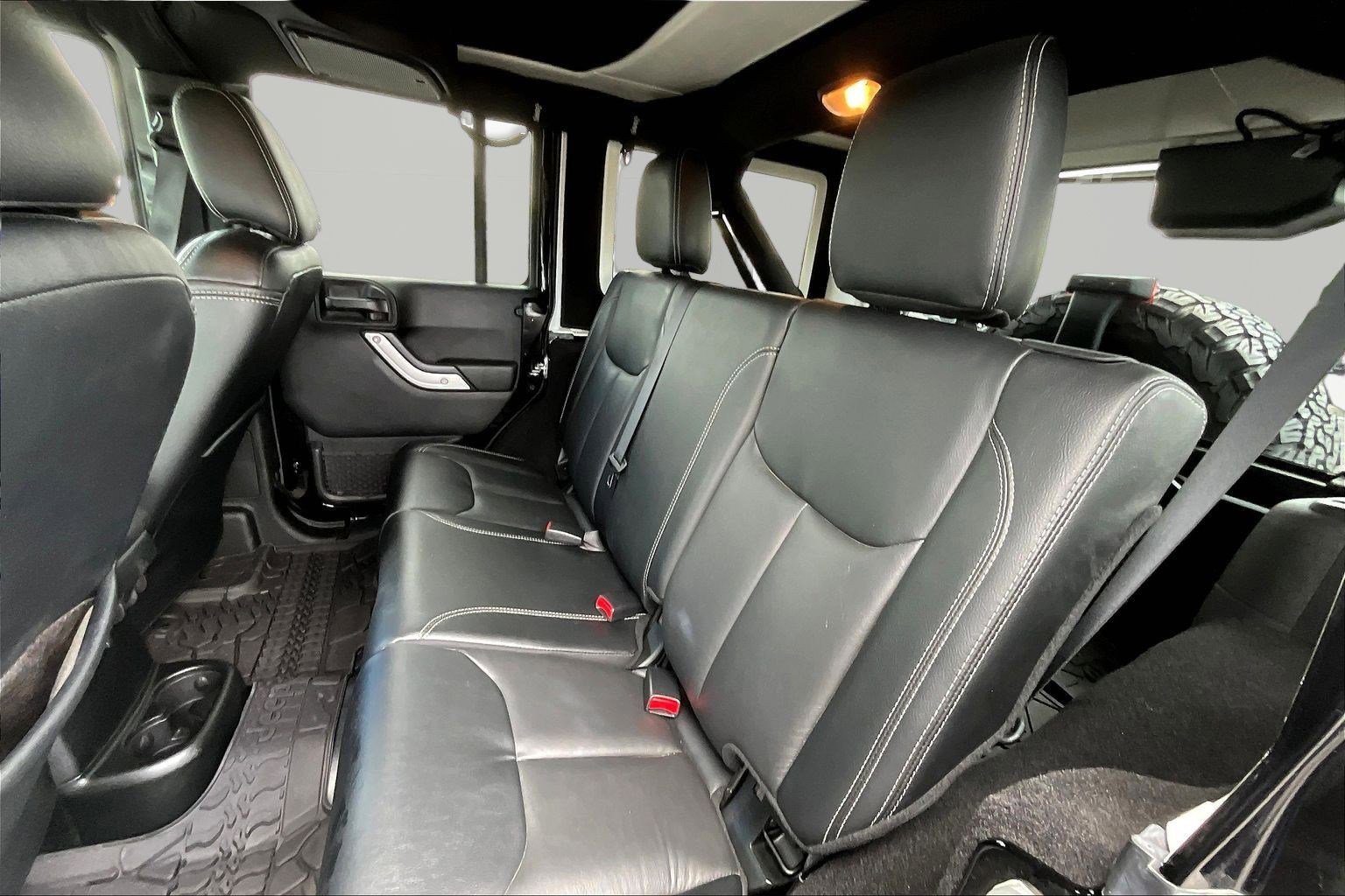 Used 2017 Jeep Wrangler Unlimited Sahara w/ Connectivity Group AWD/4WD image 22