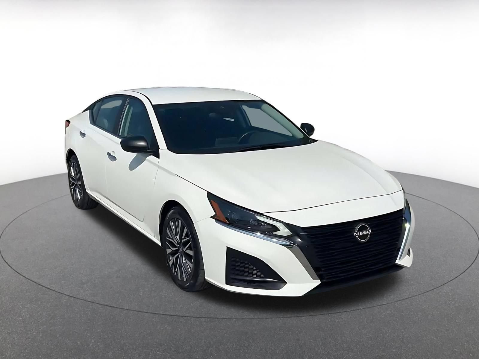 Used 2025 Nissan Altima 2.5 SV FWD image 3