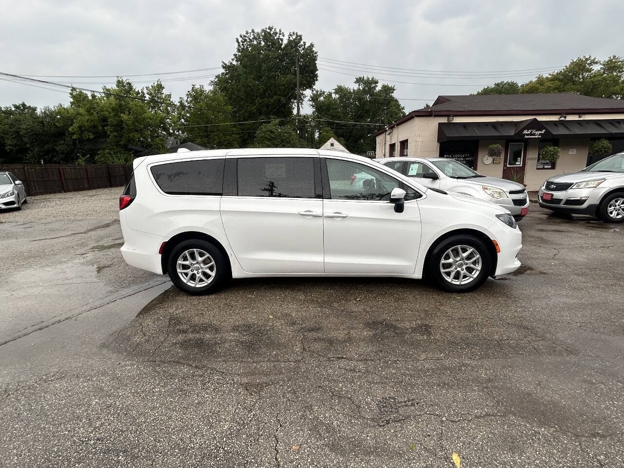 Used 2017 Chrysler Pacifica LX FWD image 12