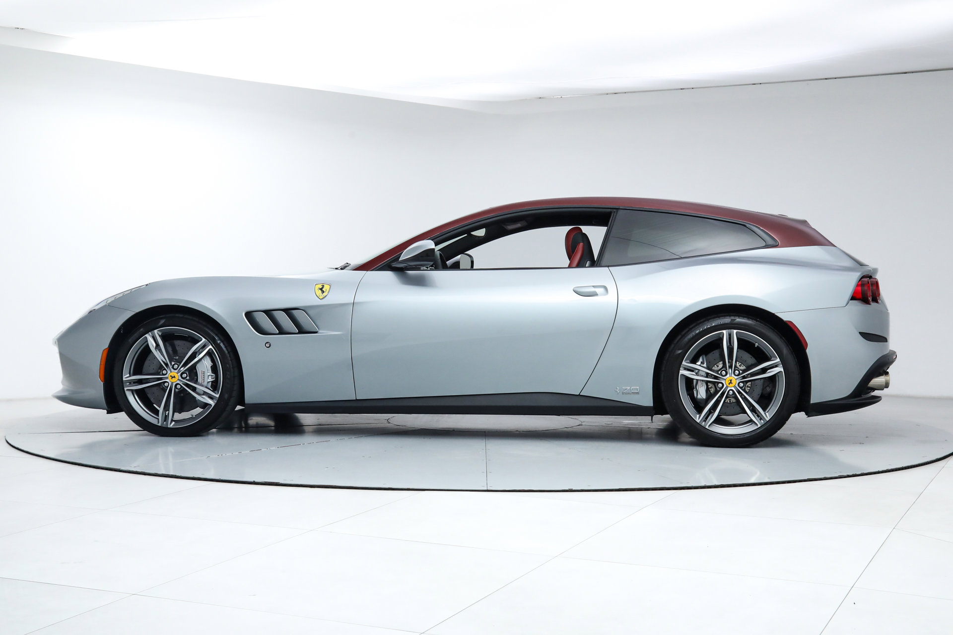 Certified 2018 Ferrari GTC4Lusso image 4