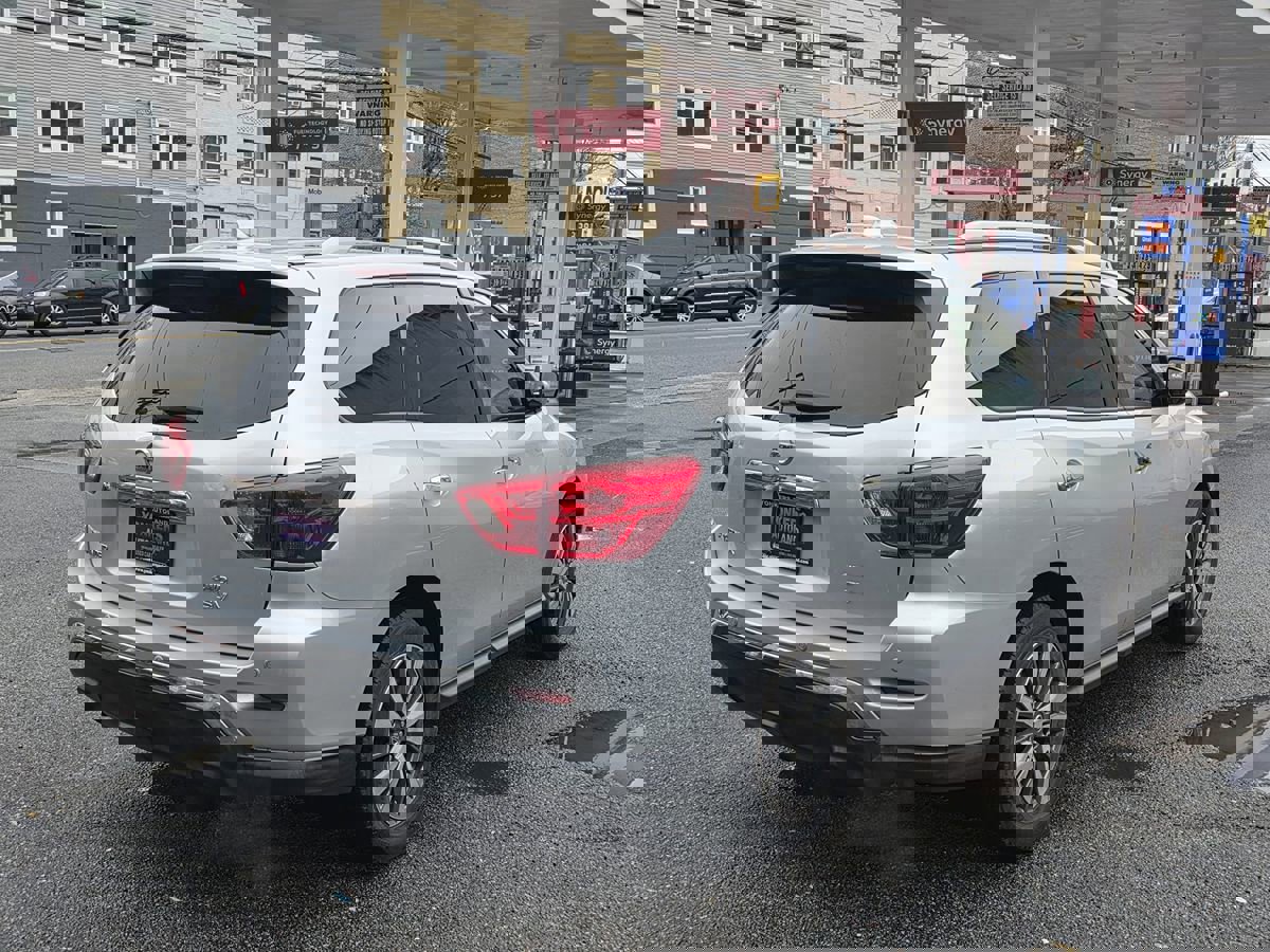 Used 2019 Nissan Pathfinder SV image 4