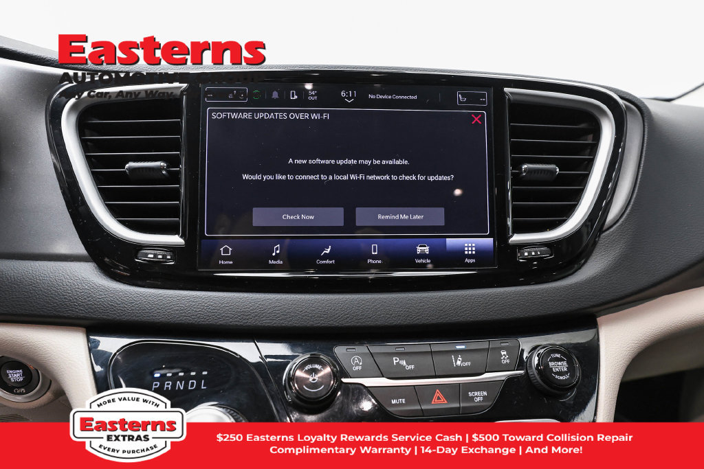 Used 2023 Chrysler Pacifica Touring-L FWD image 13