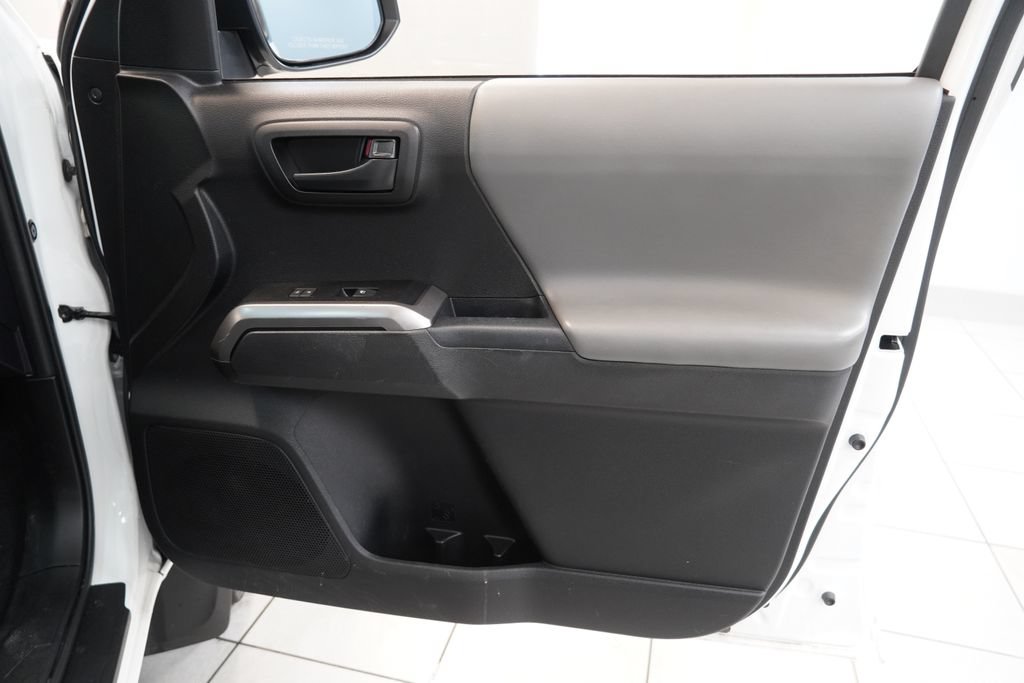 Used 2021 Toyota Tacoma SR5 AWD/4WD image 32