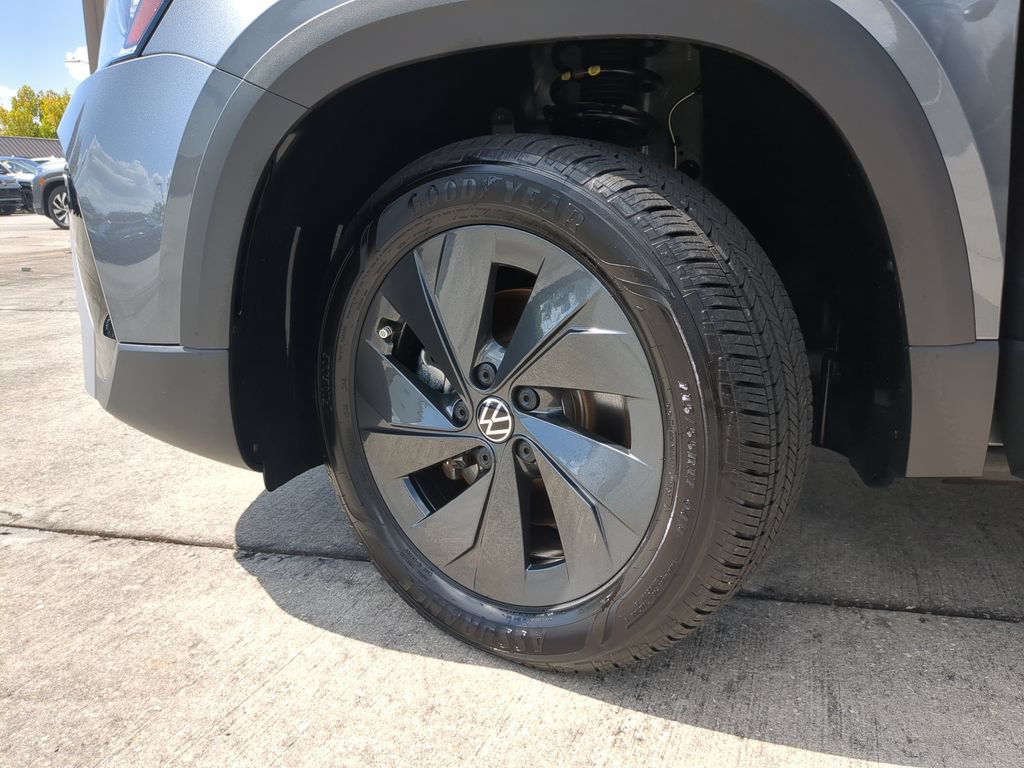 Certified 2025 Volkswagen Taos S FWD image 30