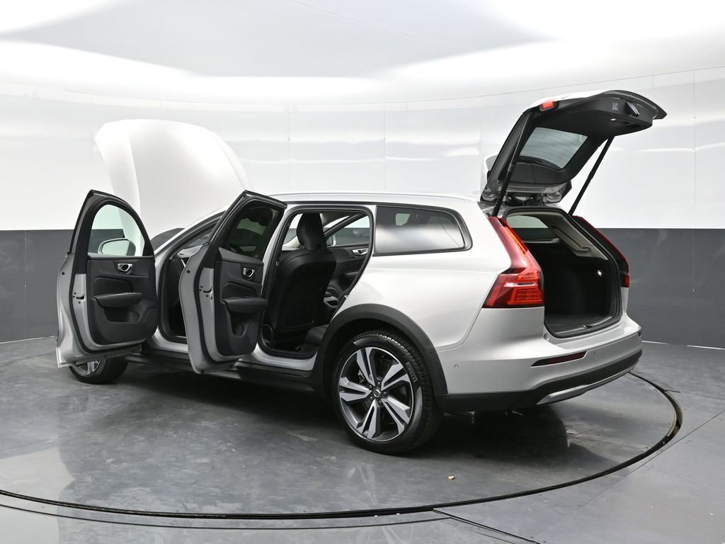 Used 2025 Volvo V60 B5 Cross Country Plus AWD/4WD image 40