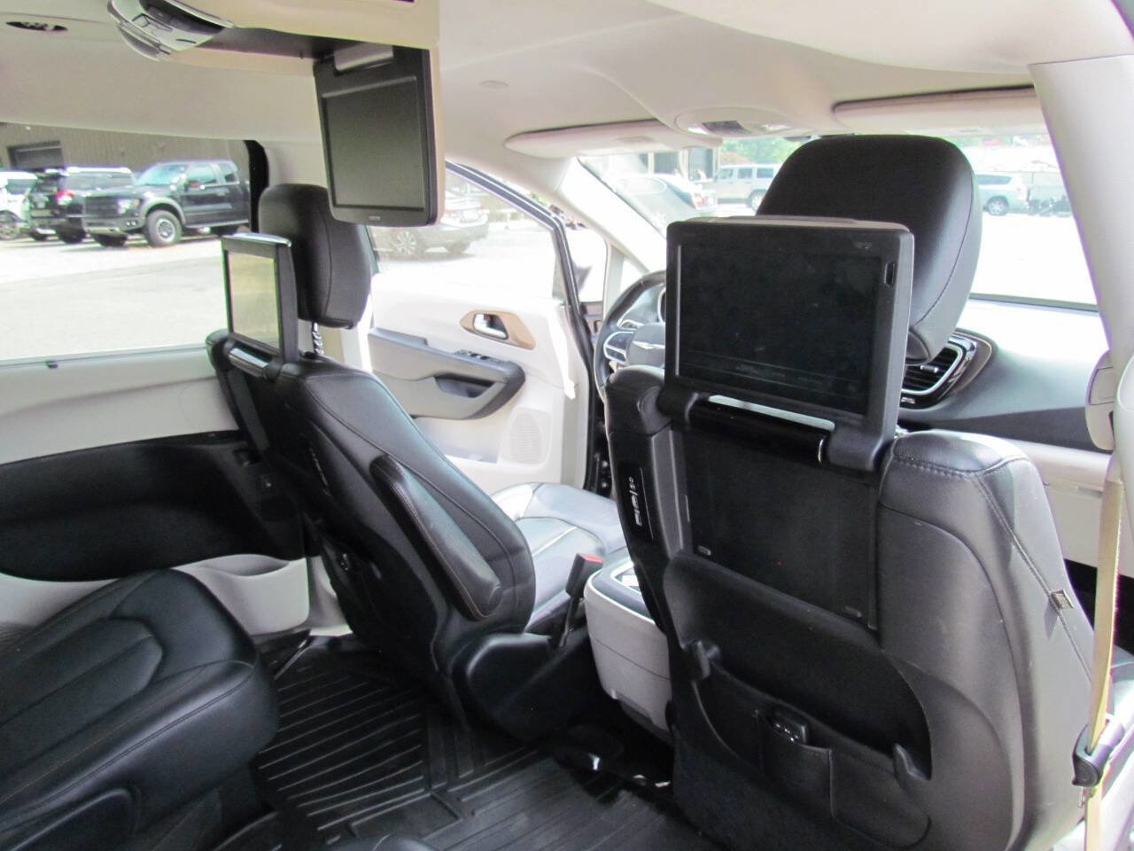 Used 2017 Chrysler Pacifica Touring-L Plus w/ Advanced Safetytec Group image 17