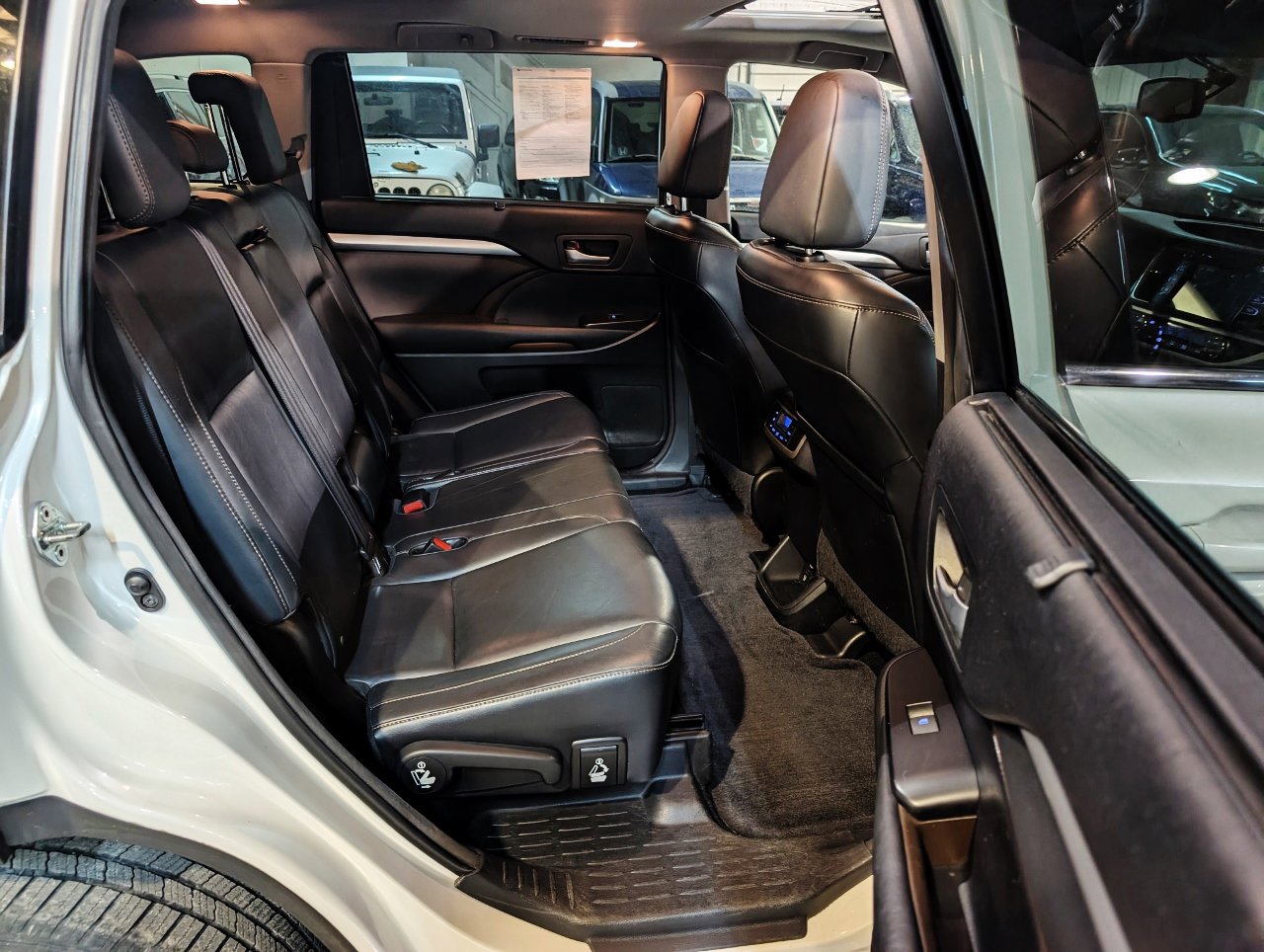 Used 2015 Toyota Highlander XLE image 29